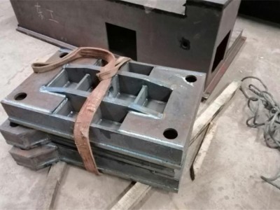 特大型打砂設(shè)備，對所有特大型金屬件表面打砂清除表面雜質(zhì)